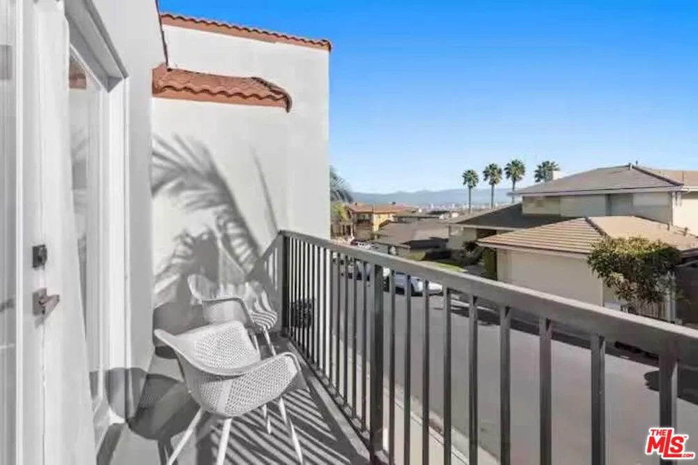 4243 Don Carlos Drive Los Angeles, CA 90008