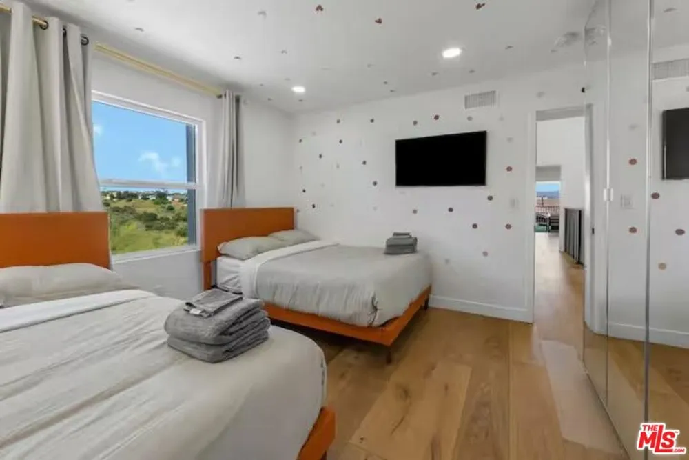 4243 Don Carlos Drive Los Angeles, CA 90008