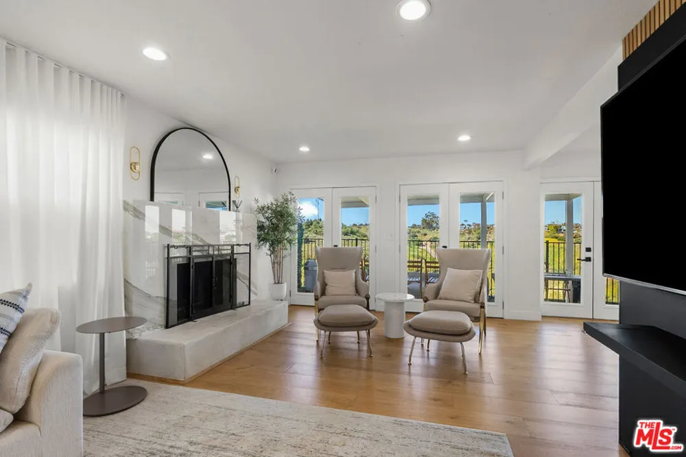4243 Don Carlos Drive Los Angeles, CA 90008