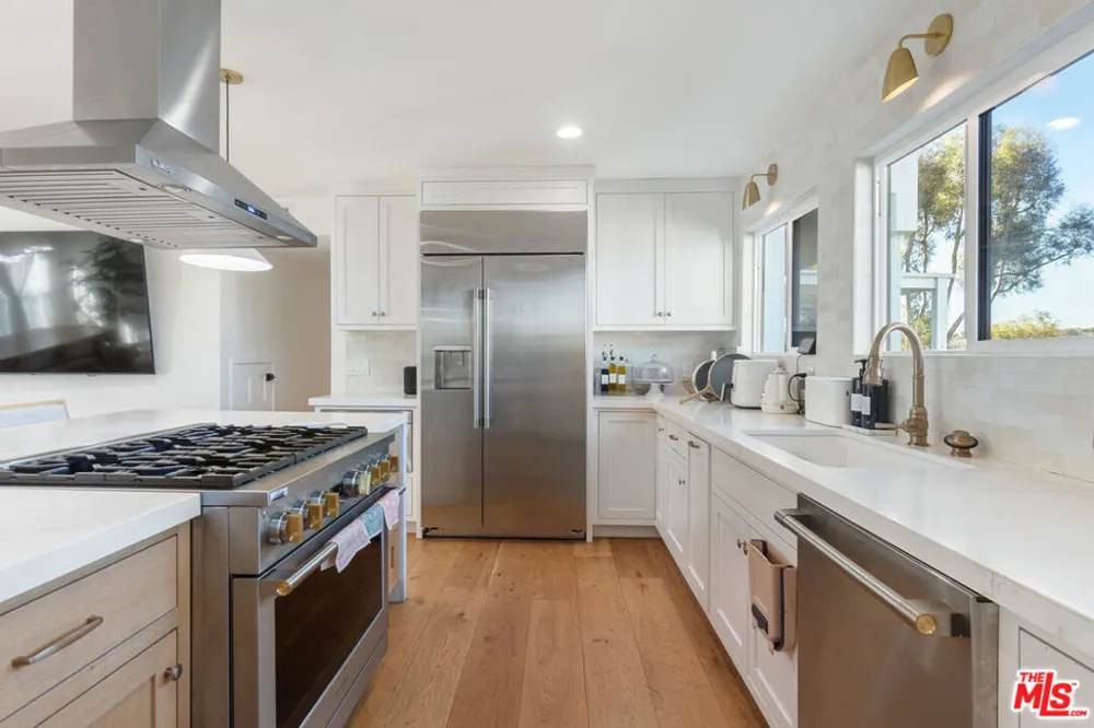 4243 Don Carlos Drive Los Angeles, CA 90008