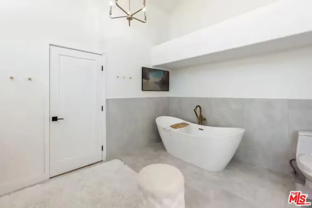 4243 Don Carlos Drive Los Angeles, CA 90008