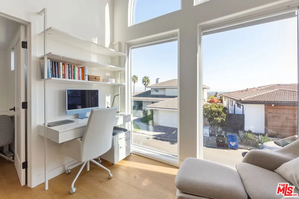 4243 Don Carlos Drive Los Angeles, CA 90008