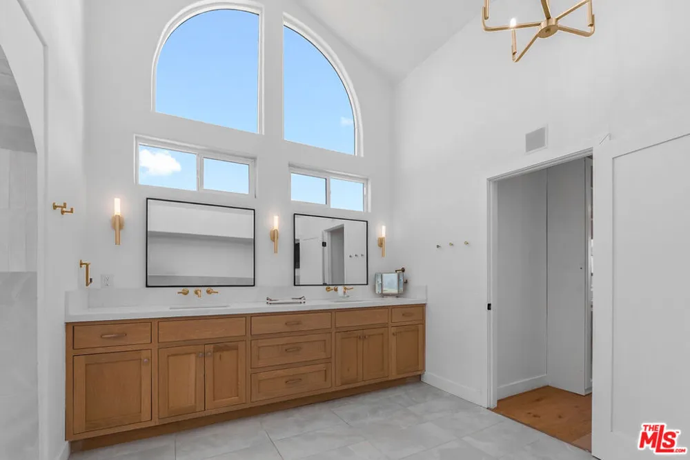 4243 Don Carlos Drive Los Angeles, CA 90008