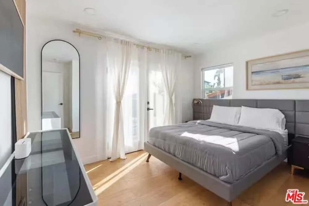 4243 Don Carlos Drive Los Angeles, CA 90008