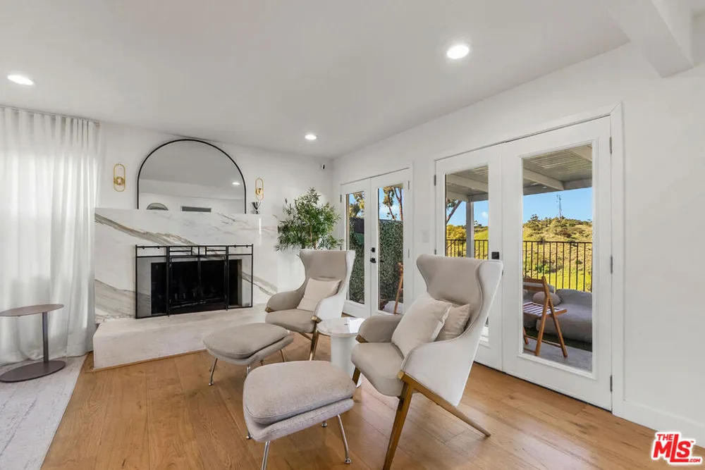 4243 Don Carlos Drive Los Angeles, CA 90008