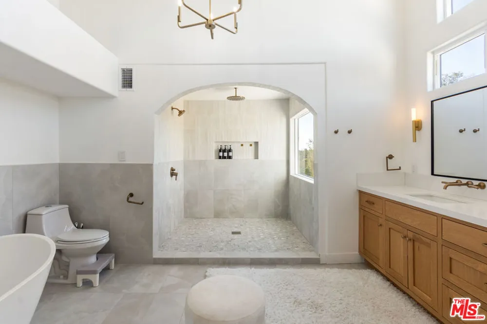 4243 Don Carlos Drive Los Angeles, CA 90008