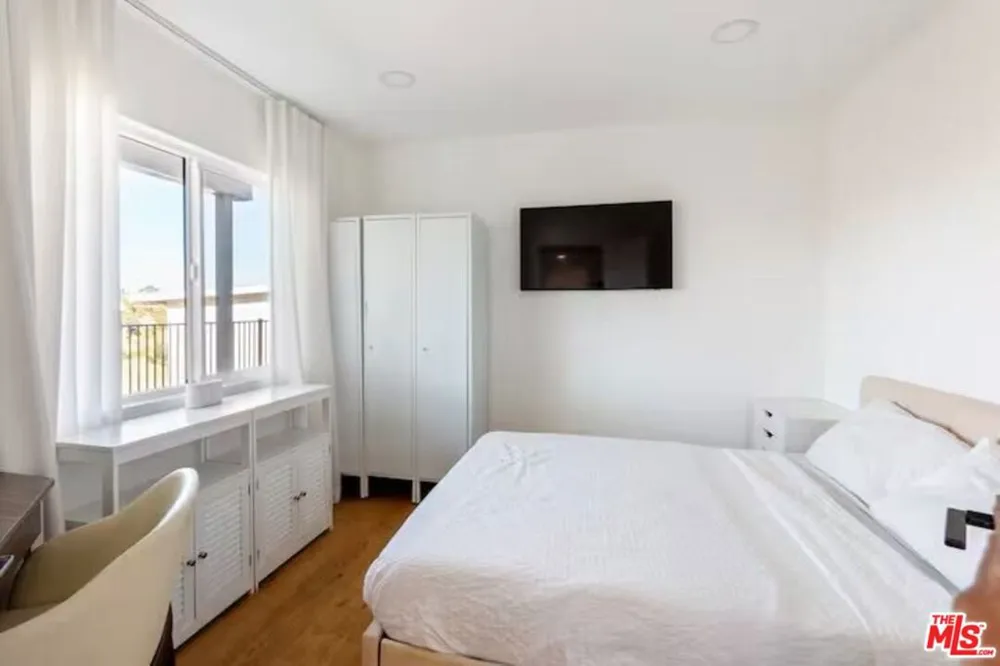 4243 Don Carlos Drive Los Angeles, CA 90008