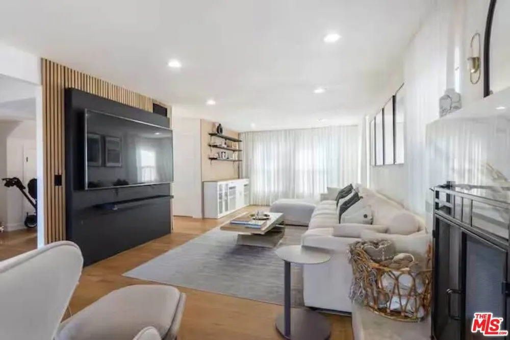 4243 Don Carlos Drive Los Angeles, CA 90008