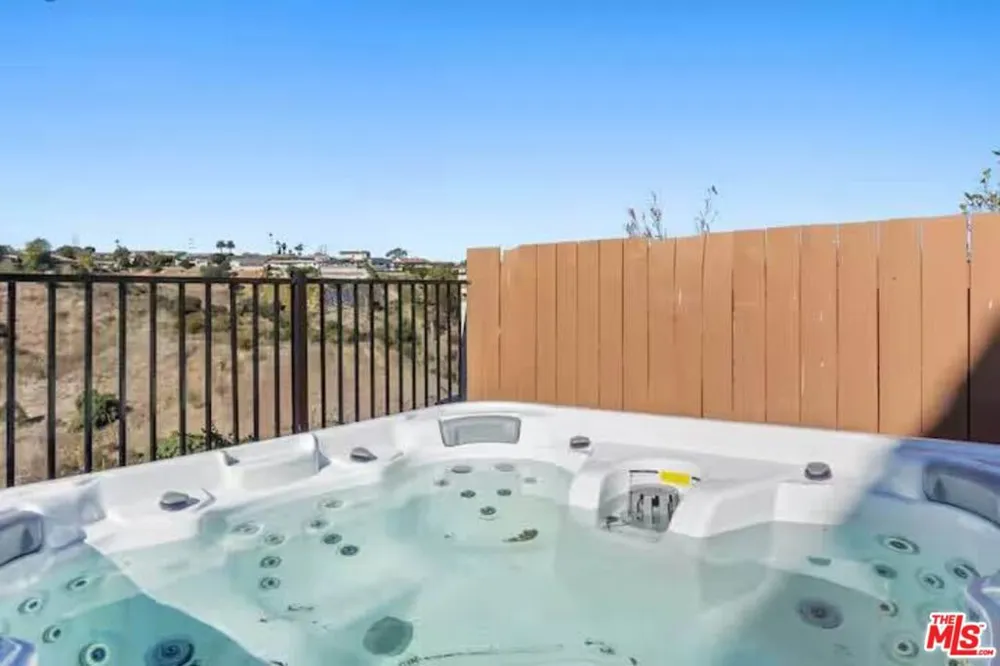 4243 Don Carlos Drive Los Angeles, CA 90008