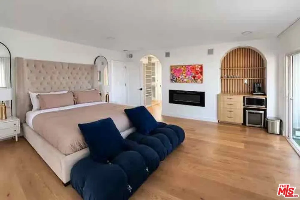 4243 Don Carlos Drive Los Angeles, CA 90008