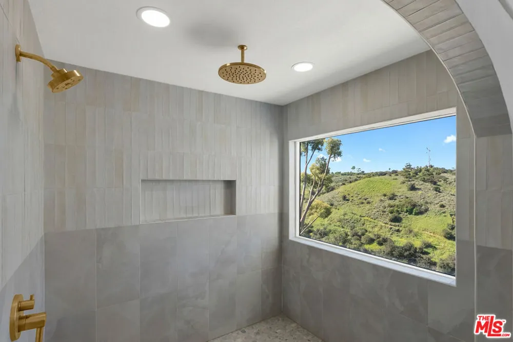 4243 Don Carlos Drive Los Angeles, CA 90008