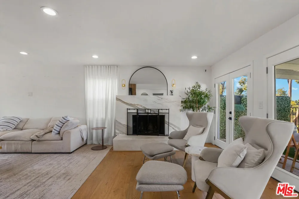 4243 Don Carlos Drive Los Angeles, CA 90008