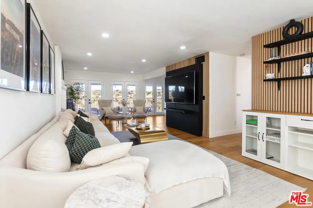 4243 Don Carlos Drive Los Angeles, CA 90008
