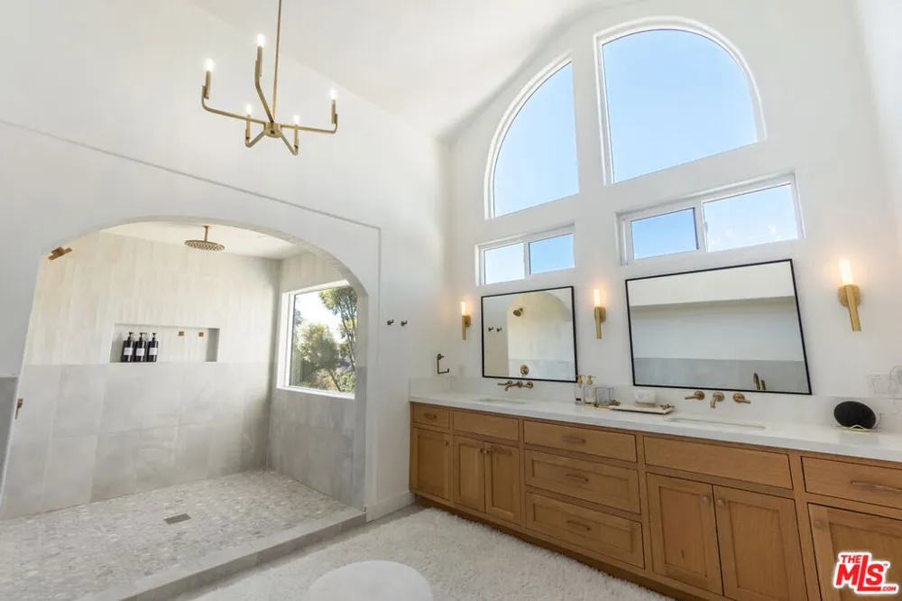 4243 Don Carlos Drive Los Angeles, CA 90008