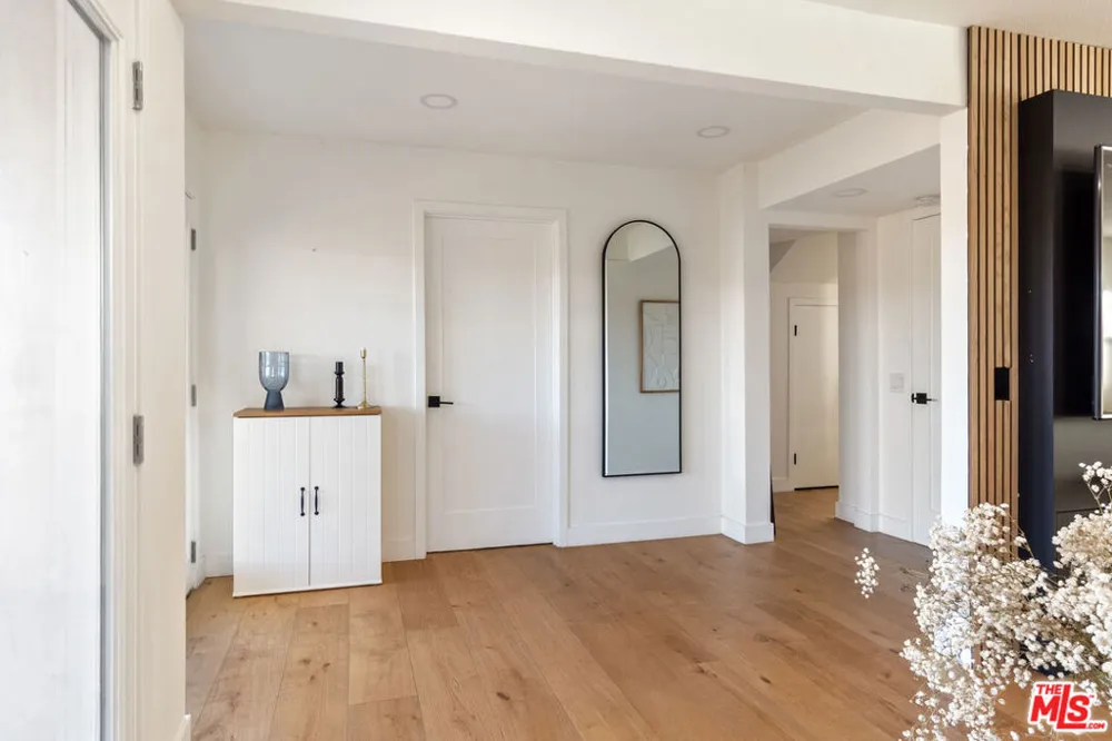 4243 Don Carlos Drive Los Angeles, CA 90008