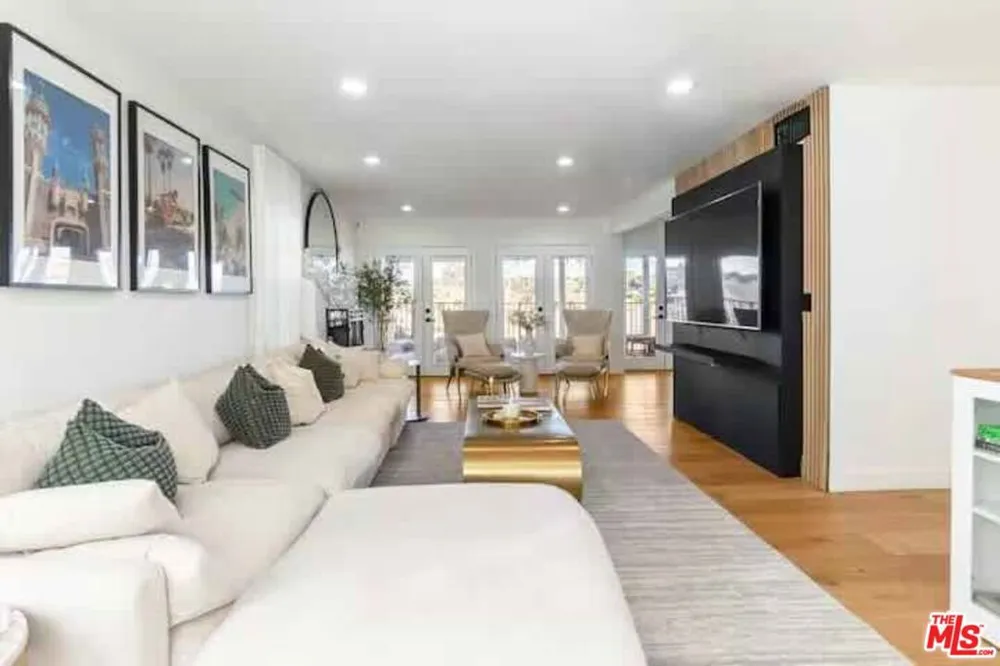 4243 Don Carlos Drive Los Angeles, CA 90008