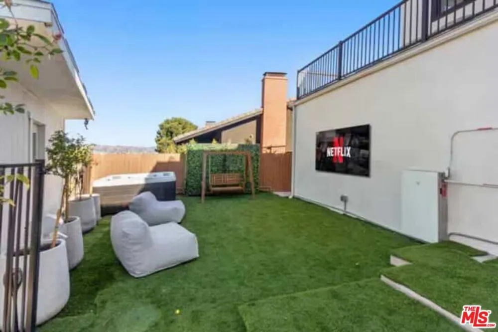 4243 Don Carlos Drive Los Angeles, CA 90008