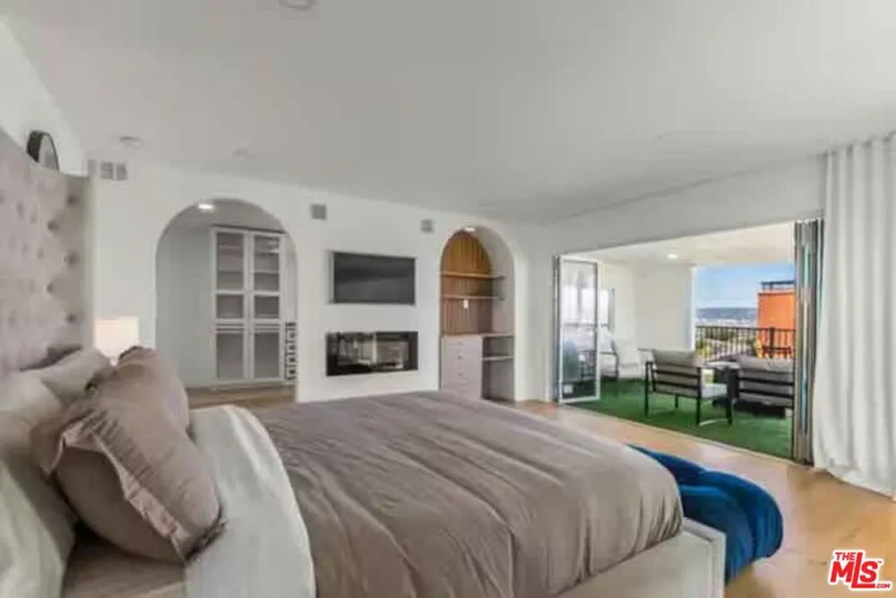4243 Don Carlos Drive Los Angeles, CA 90008