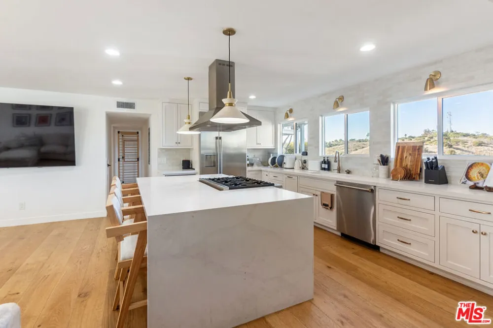 4243 Don Carlos Drive Los Angeles, CA 90008