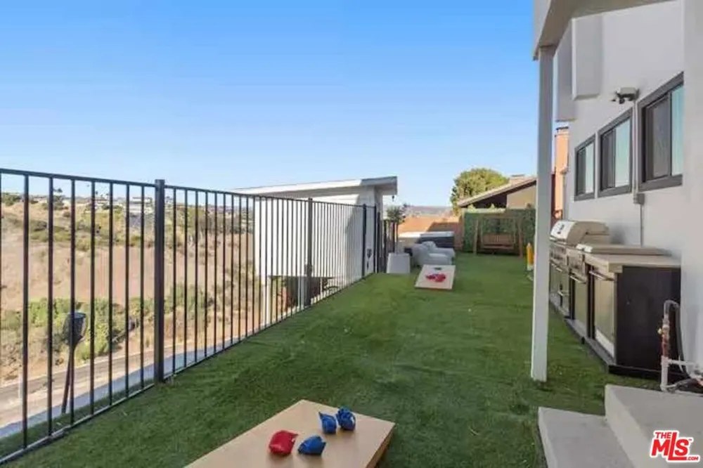 4243 Don Carlos Drive Los Angeles, CA 90008