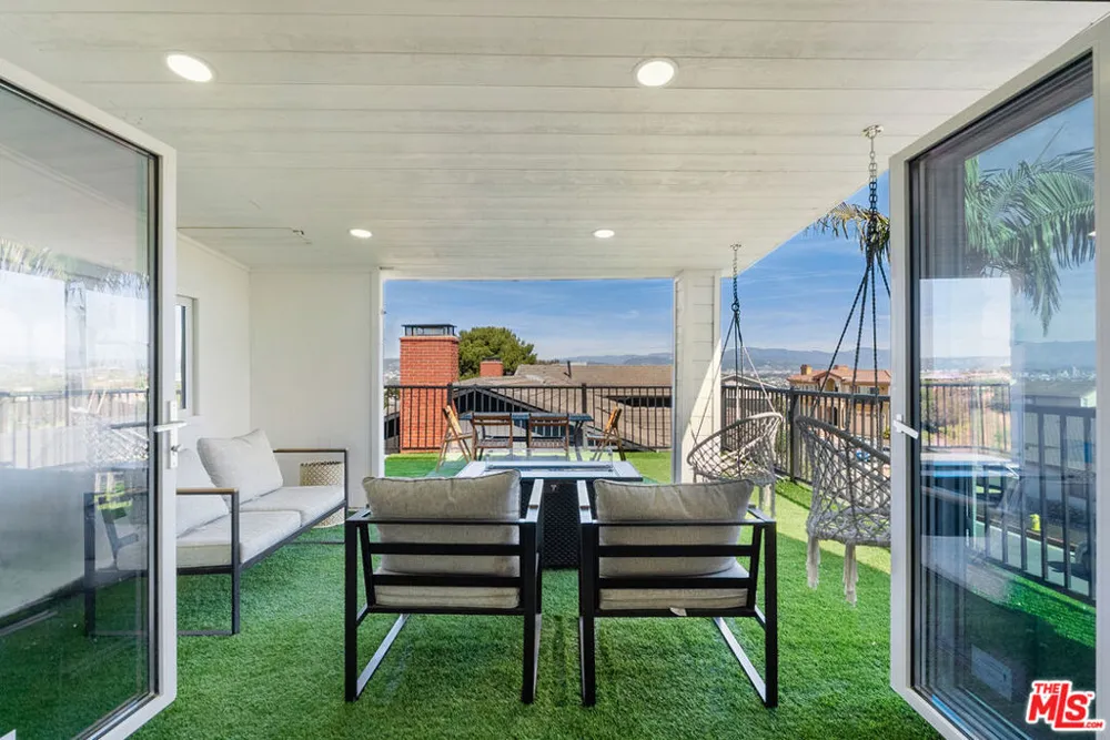 4243 Don Carlos Drive Los Angeles, CA 90008