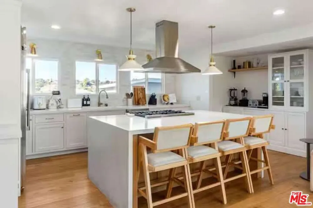 4243 Don Carlos Drive Los Angeles, CA 90008