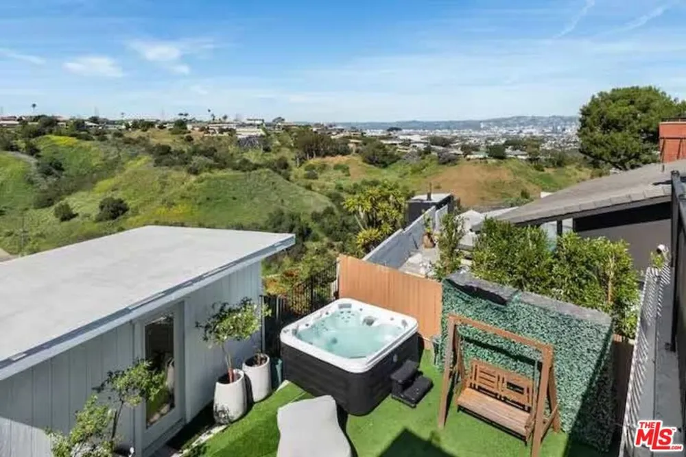 4243 Don Carlos Drive Los Angeles, CA 90008