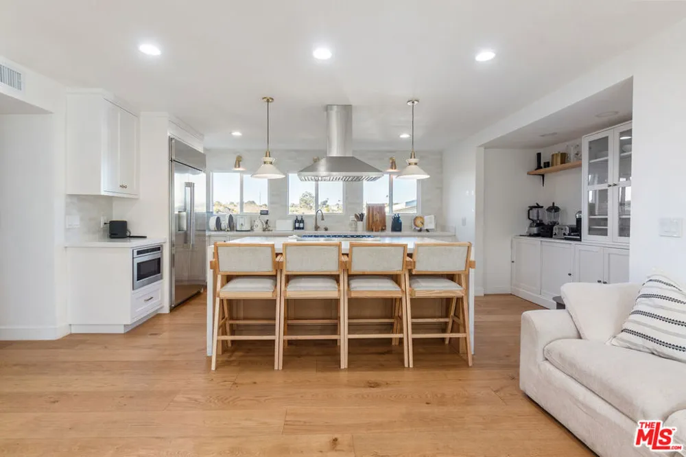4243 Don Carlos Drive Los Angeles, CA 90008