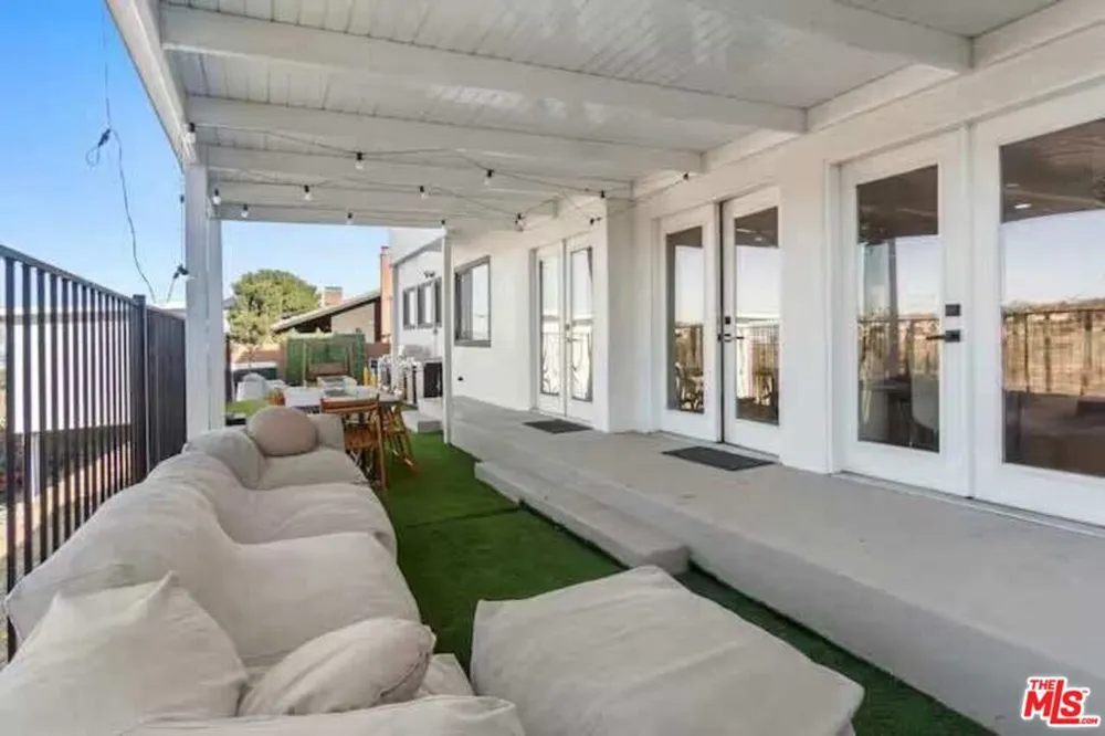 4243 Don Carlos Drive Los Angeles, CA 90008