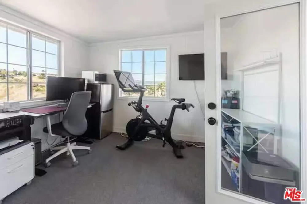 4243 Don Carlos Drive Los Angeles, CA 90008