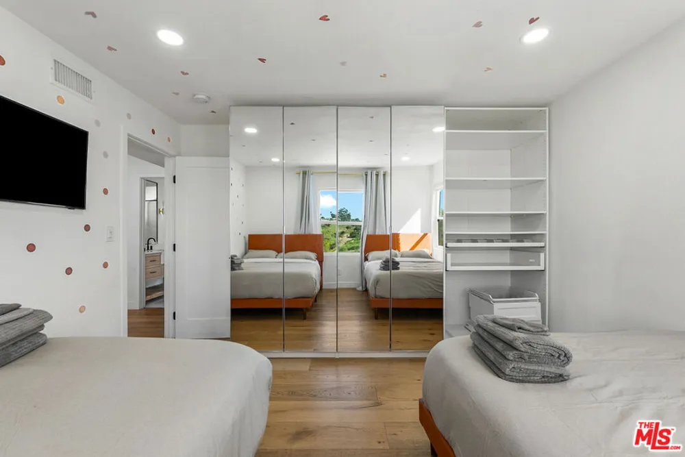 4243 Don Carlos Drive Los Angeles, CA 90008