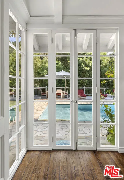 2761 Hutton Drive Los Angeles, CA 90210