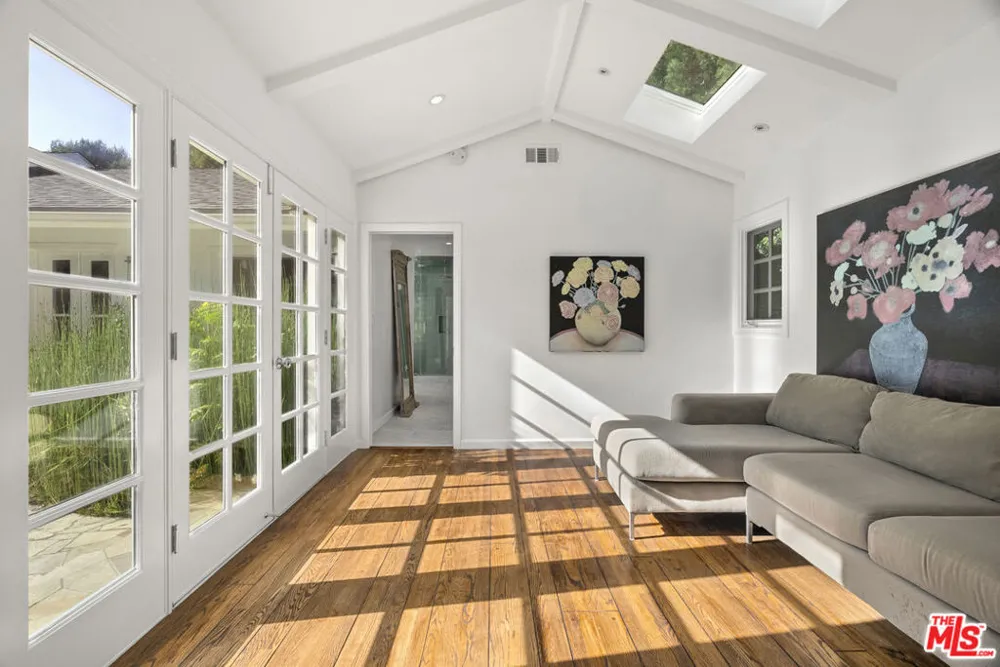 2761 Hutton Drive Los Angeles, CA 90210