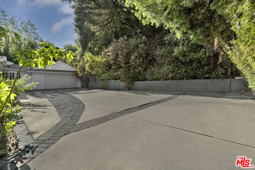 2761 Hutton Drive Los Angeles, CA 90210