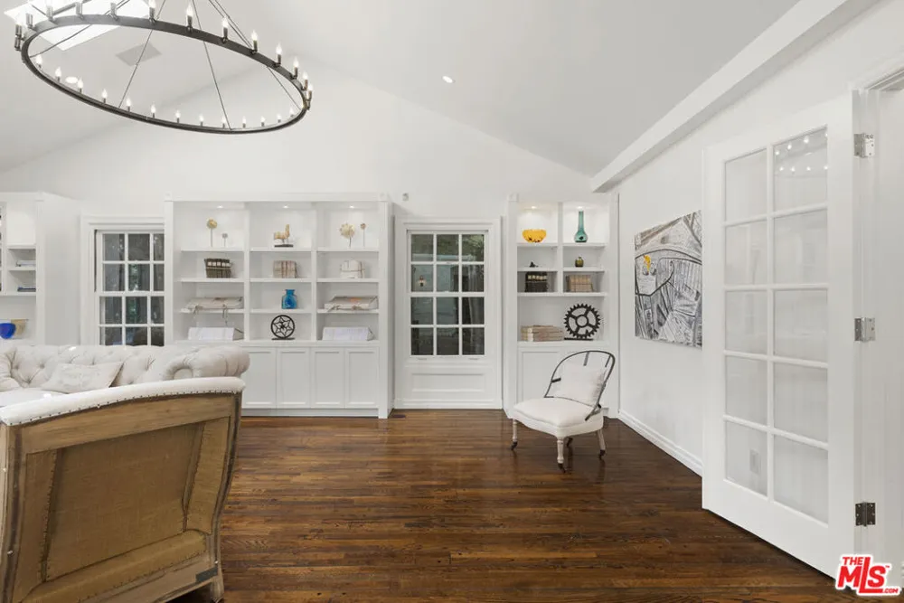 2761 Hutton Drive Los Angeles, CA 90210