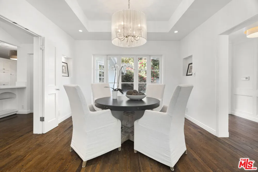 2761 Hutton Drive Los Angeles, CA 90210