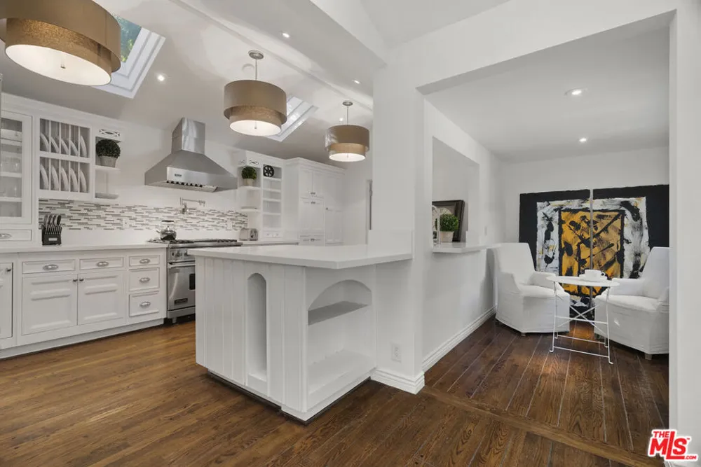 2761 Hutton Drive Los Angeles, CA 90210