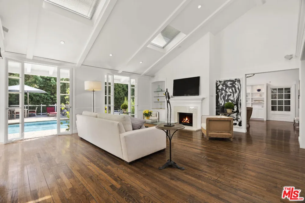 2761 Hutton Drive Los Angeles, CA 90210