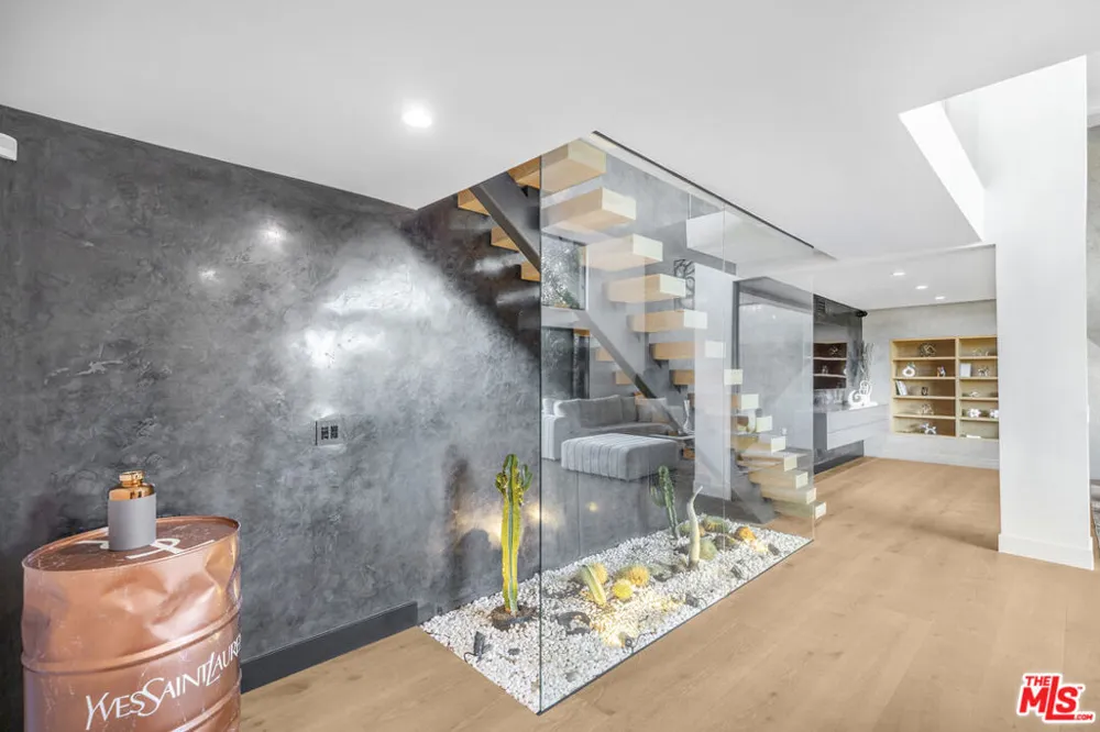 7317 Caverna Drive Los Angeles, CA 90068