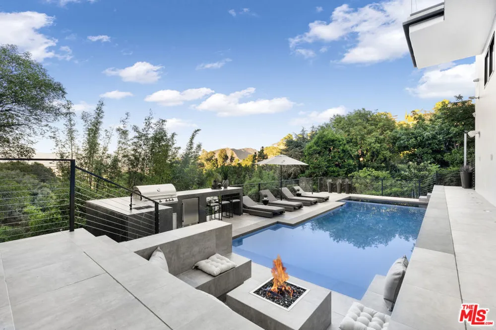 7317 Caverna Drive Los Angeles, CA 90068