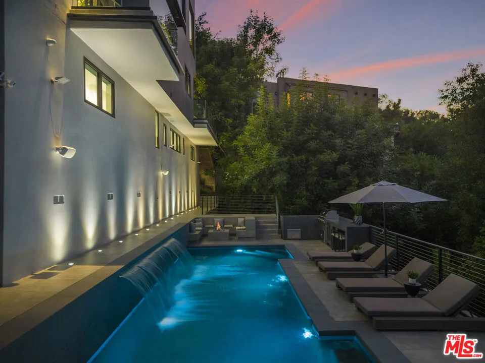 7317 Caverna Drive Los Angeles, CA 90068
