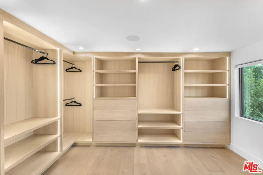 7317 Caverna Drive Los Angeles, CA 90068