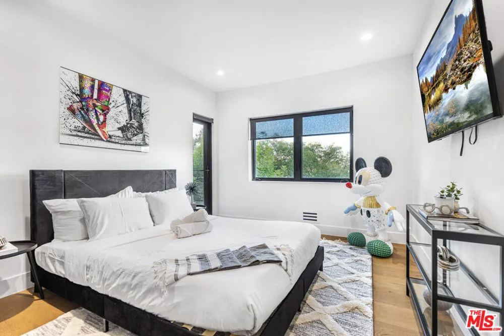 7317 Caverna Drive Los Angeles, CA 90068