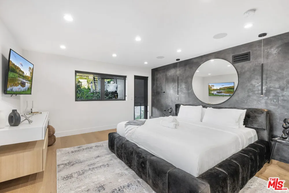 7317 Caverna Drive Los Angeles, CA 90068