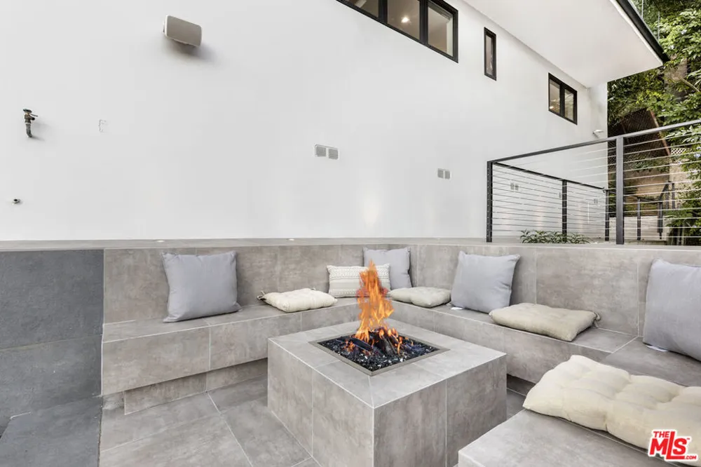 7317 Caverna Drive Los Angeles, CA 90068