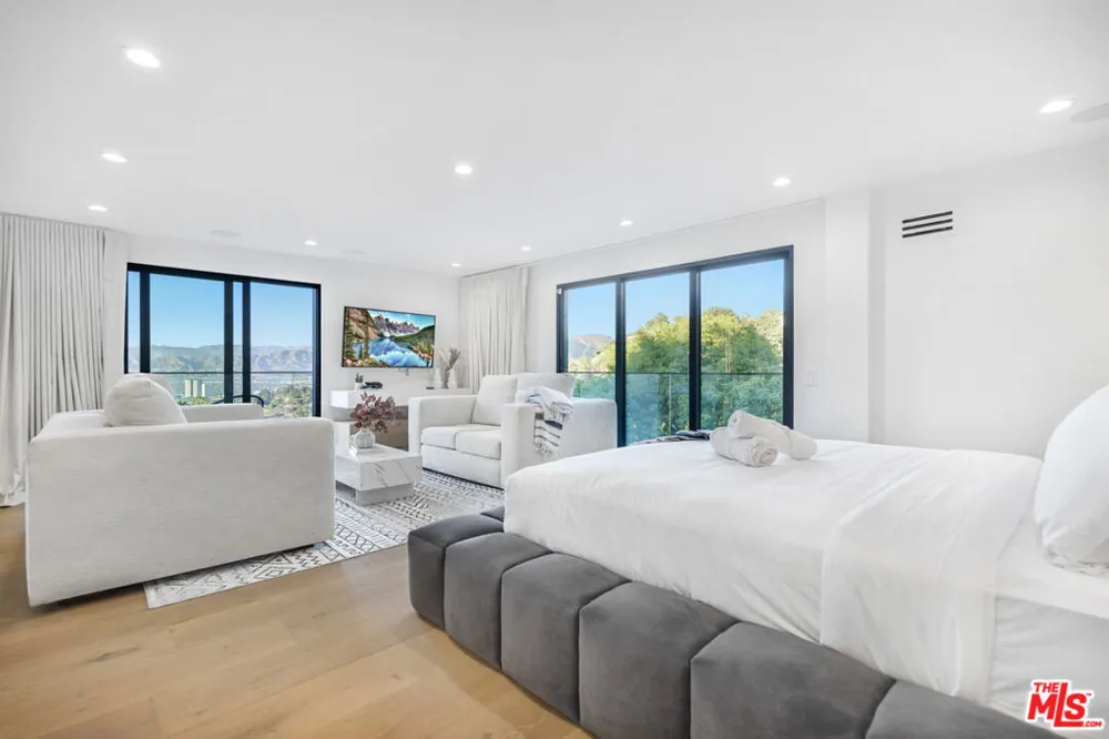 7317 Caverna Drive Los Angeles, CA 90068