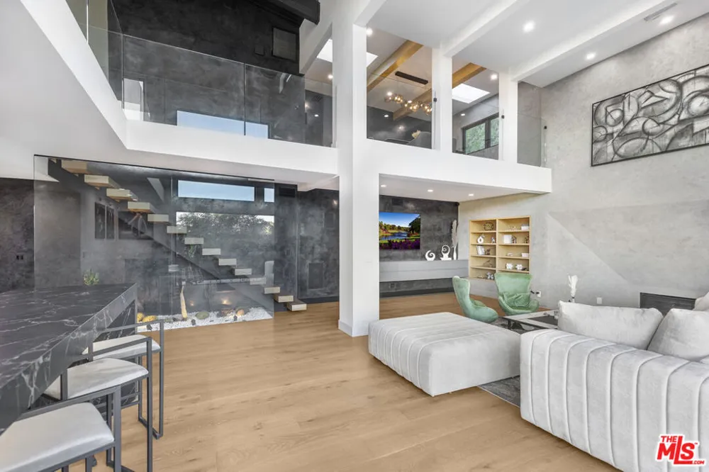 7317 Caverna Drive Los Angeles, CA 90068