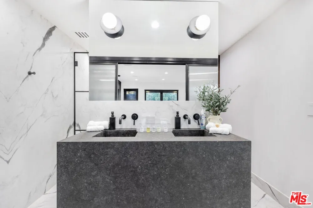 7317 Caverna Drive Los Angeles, CA 90068