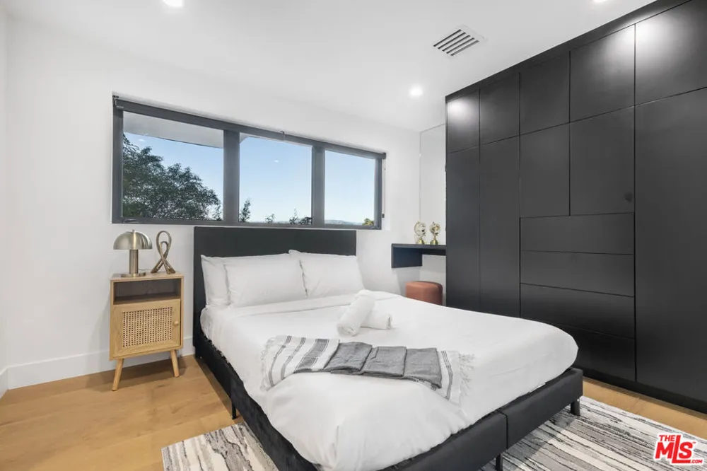 7317 Caverna Drive Los Angeles, CA 90068