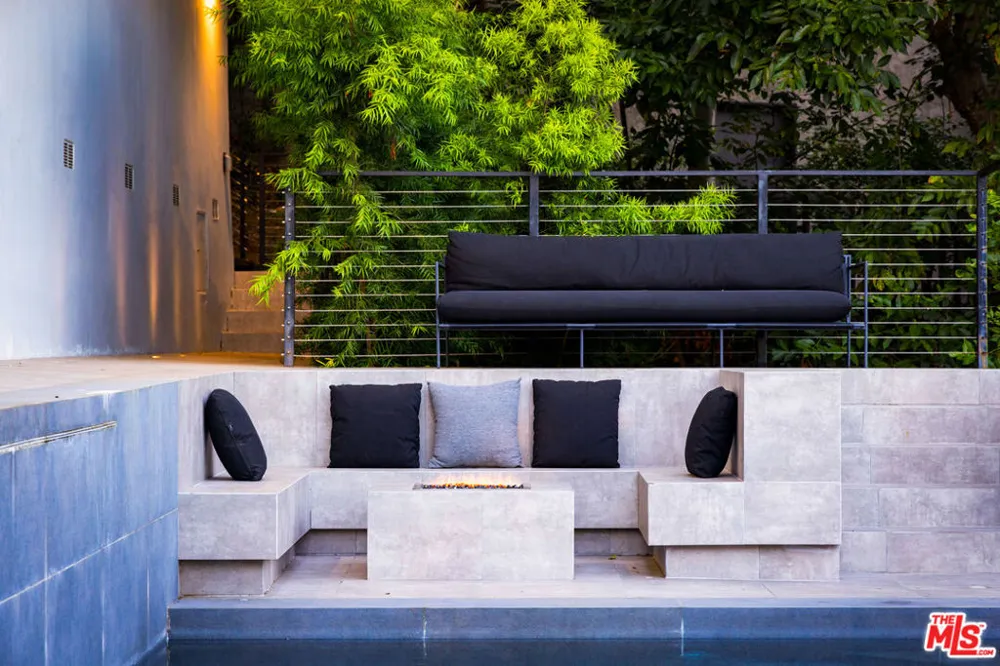 7317 Caverna Drive Los Angeles, CA 90068